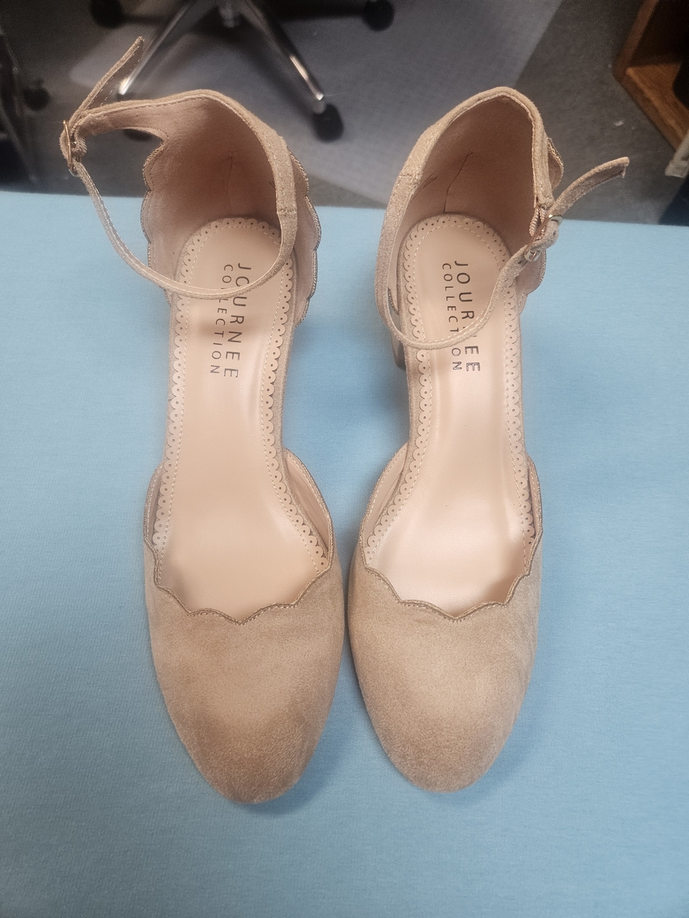 Journee Collection Women's Tan Scalloped Ankle Strap Flats - Picture 2 of 8